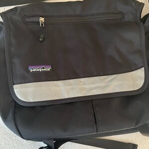 Patagonia black half mass messenger crossbody bag